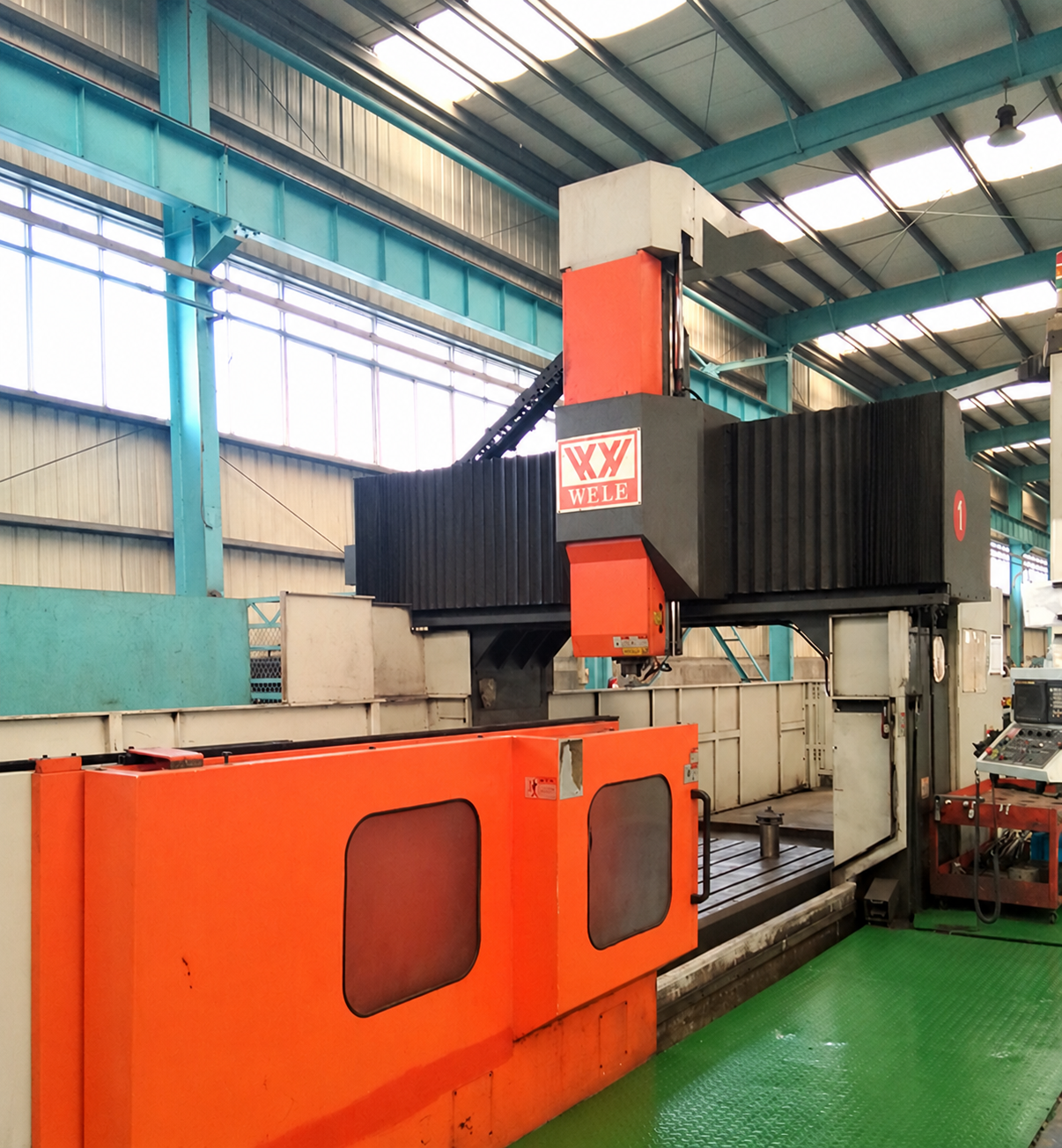 绿色车间地面上的 6 米 CNC 龙门铣床