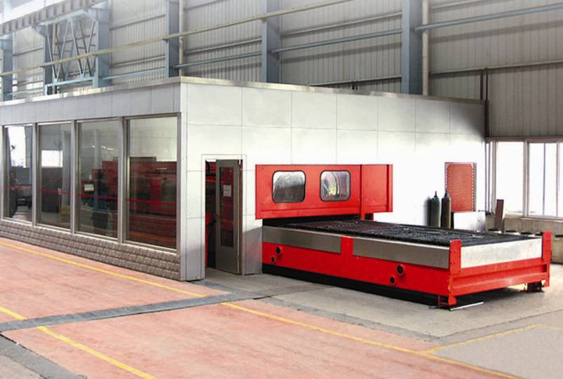 Red laser cutting machine with an enclosed control room